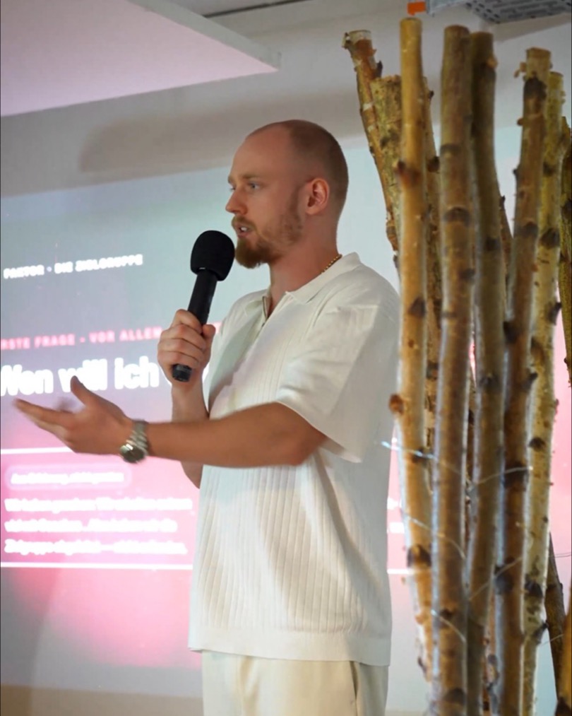 Kenneth Beller speaking on stage at a coaches and entrepreneurs event
